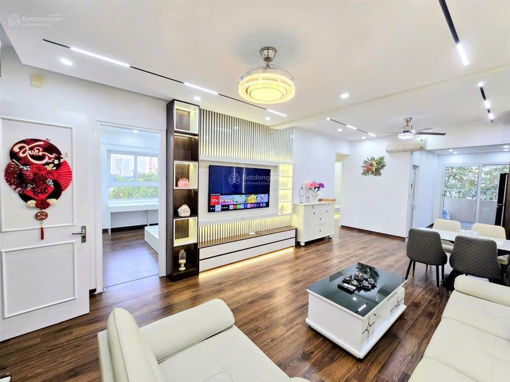 Căn hộ chung cư việt hưng, dt 102m2. 3 ngủ. 2wc. ban công. giá hơn 6 tỷ