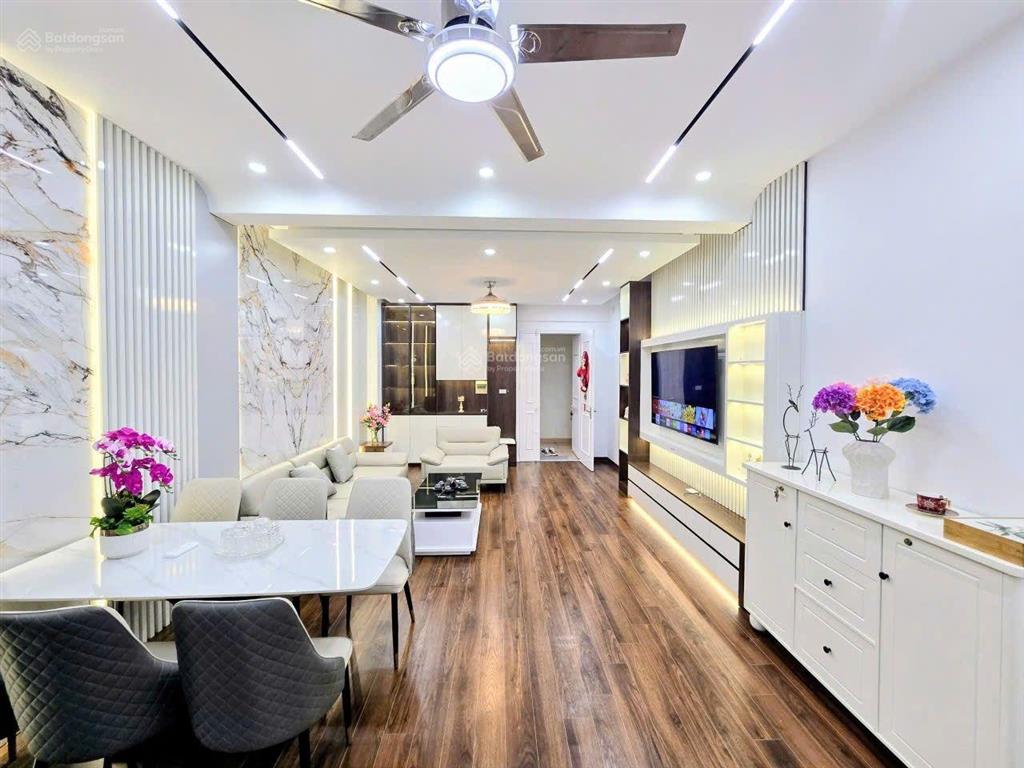 Căn hộ chung cư việt hưng, dt 102m2. 3 ngủ. 2wc. ban công. giá hơn 6 tỷ