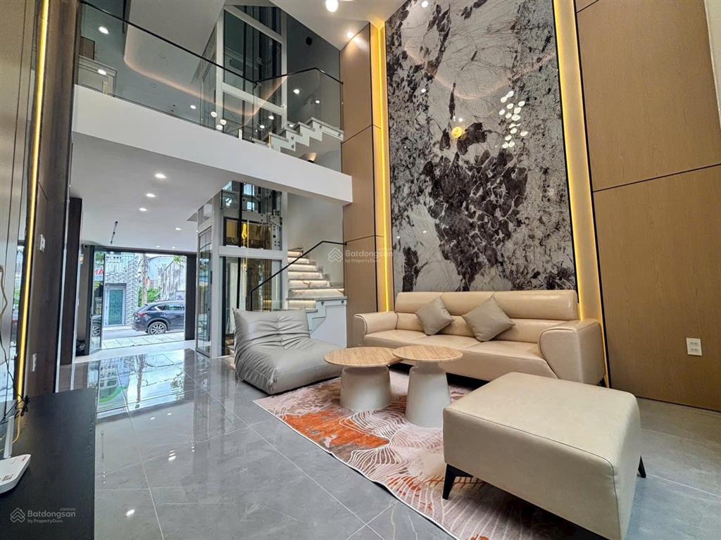 Nhà mặt tiền 3 lầu có thang máy. đường thông, trung tâm ngã tư ga q12