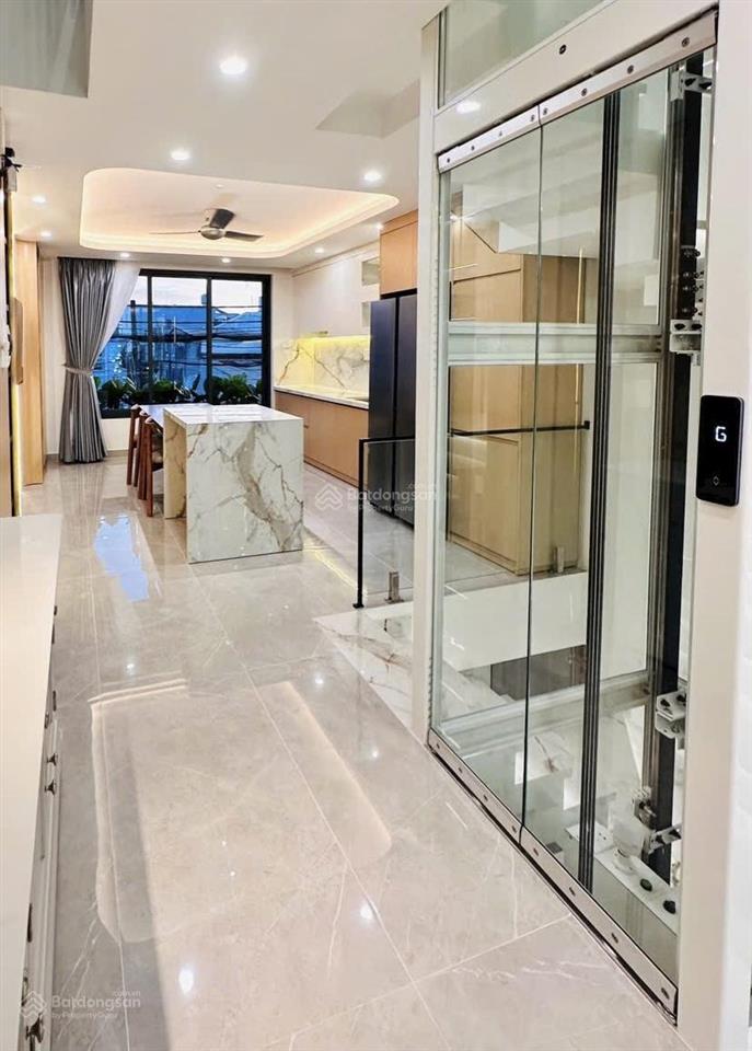 Nhà mặt tiền 3 lầu có thang máy. đường thông, trung tâm ngã tư ga q12