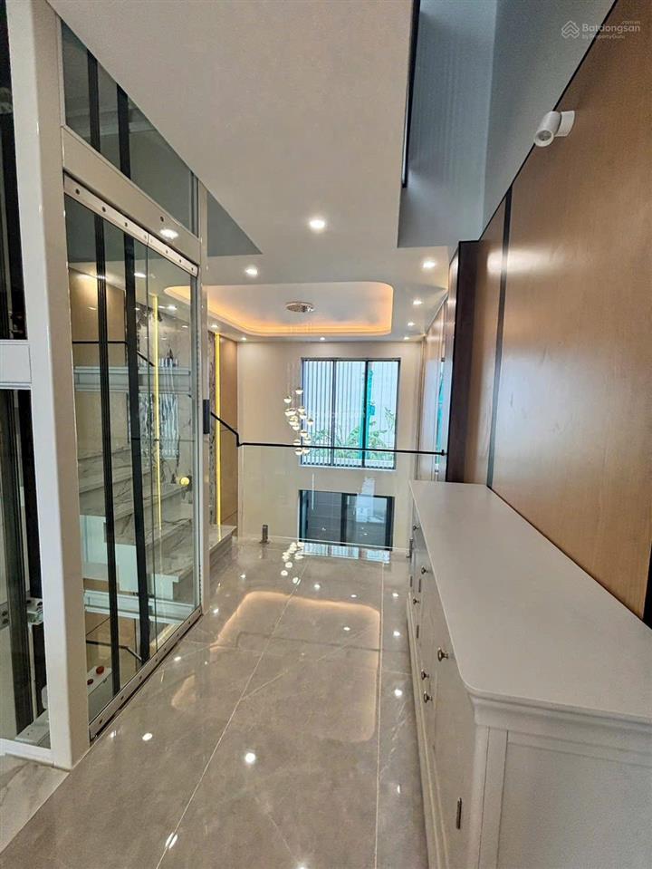Nhà mặt tiền 3 lầu có thang máy. đường thông, trung tâm ngã tư ga q12