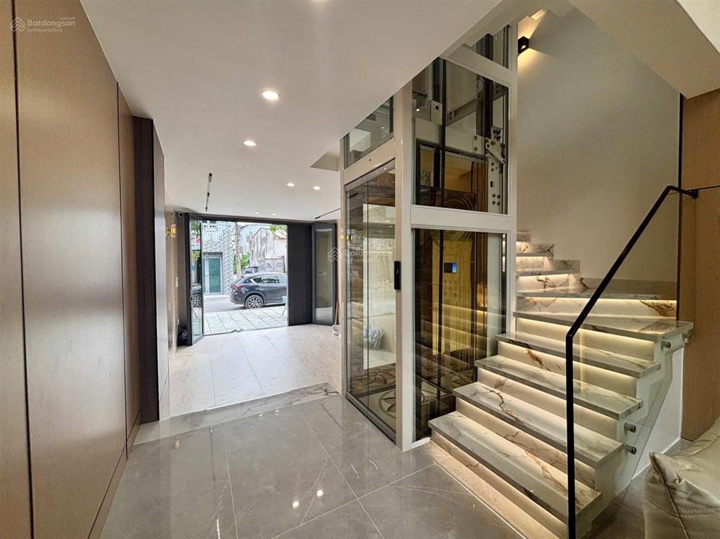 Nhà mặt tiền 3 lầu có thang máy. đường thông, trung tâm ngã tư ga q12