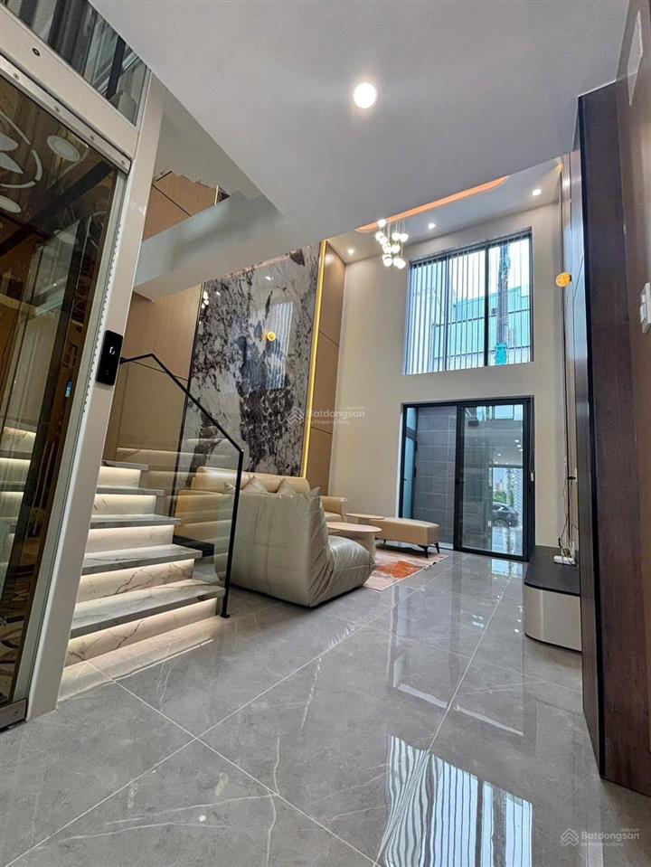 Nhà mặt tiền 3 lầu có thang máy. đường thông, trung tâm ngã tư ga q12