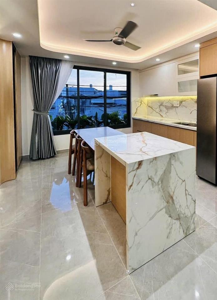 Nhà mặt tiền 3 lầu có thang máy. đường thông, trung tâm ngã tư ga q12