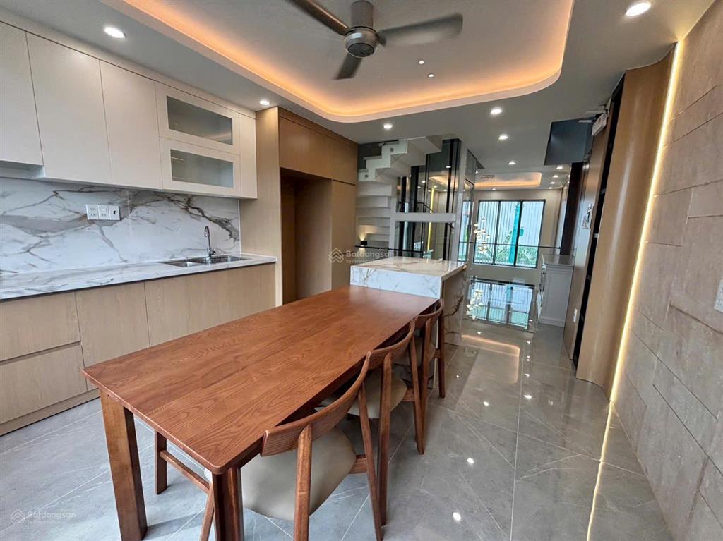 Nhà mặt tiền 3 lầu có thang máy. đường thông, trung tâm ngã tư ga q12