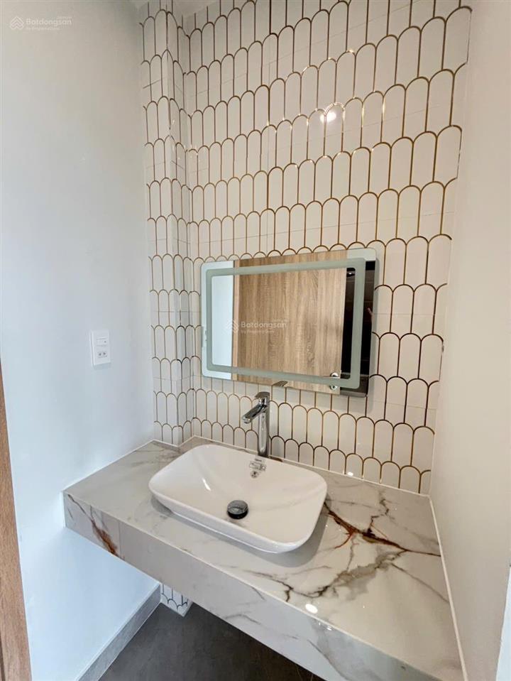 Nhà mặt tiền 3 lầu có thang máy. đường thông, trung tâm ngã tư ga q12