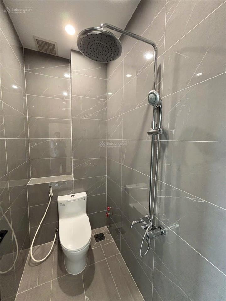 Nhà mặt tiền 3 lầu có thang máy. đường thông, trung tâm ngã tư ga q12