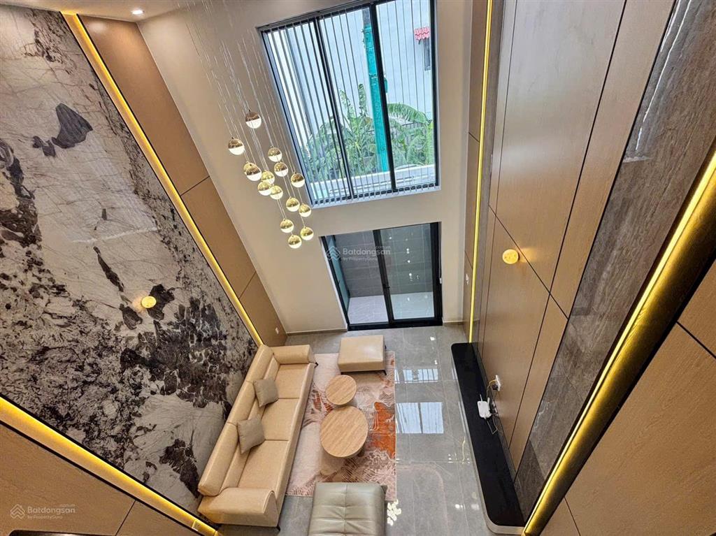 Nhà mặt tiền 3 lầu có thang máy. đường thông, trung tâm ngã tư ga q12