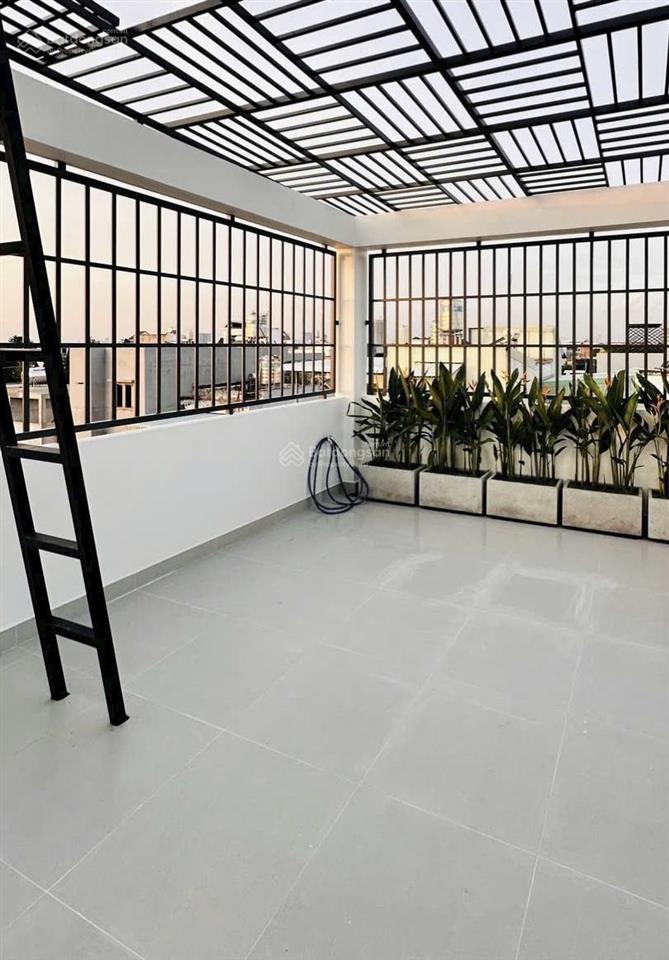 Nhà mặt tiền 3 lầu có thang máy. đường thông, trung tâm ngã tư ga q12