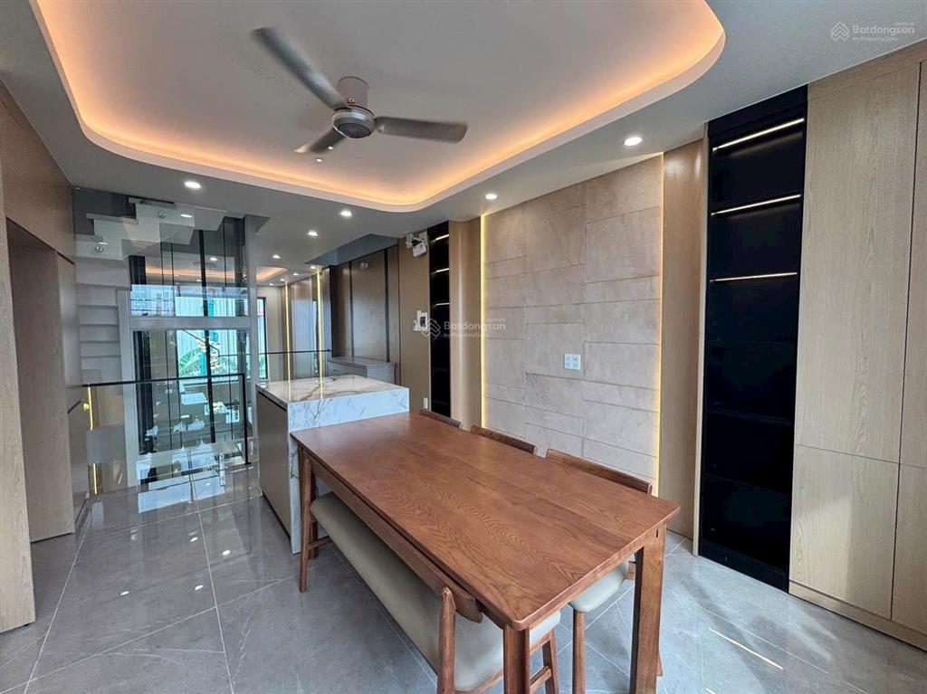 Nhà mặt tiền 3 lầu có thang máy. đường thông, trung tâm ngã tư ga q12