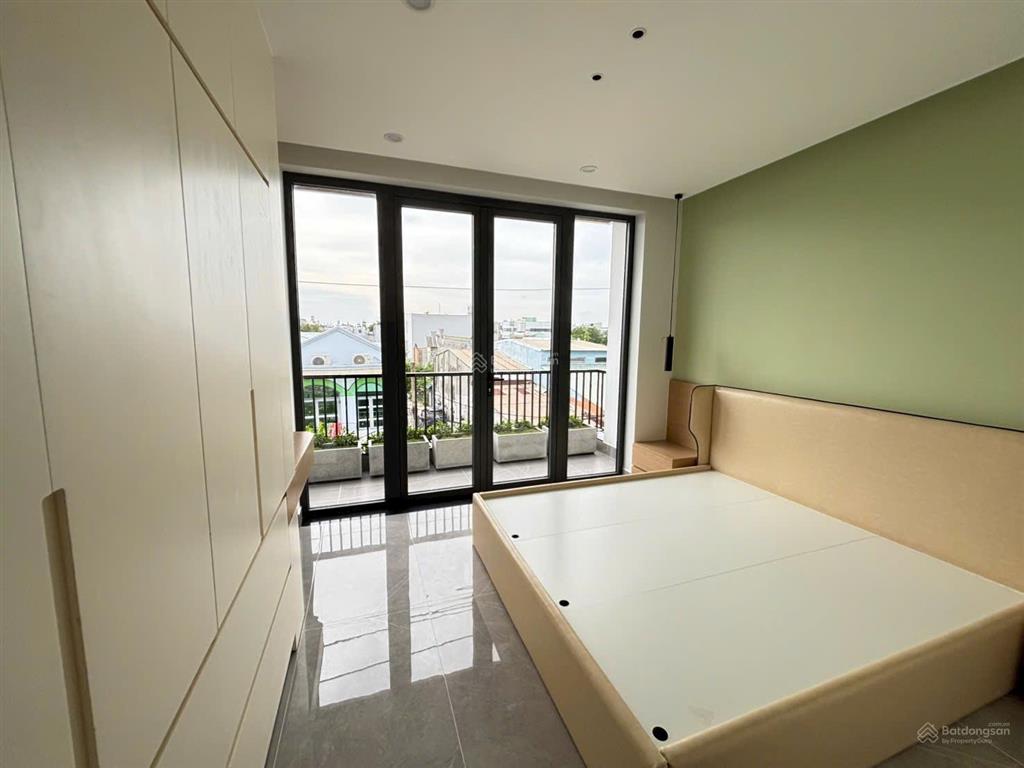 Nhà mặt tiền 3 lầu có thang máy. đường thông, trung tâm ngã tư ga q12