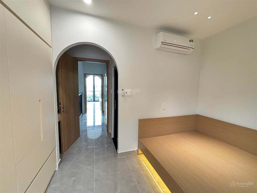 Nhà mặt tiền 3 lầu có thang máy. đường thông, trung tâm ngã tư ga q12