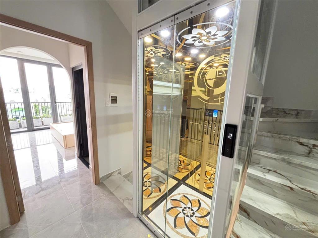 Nhà mặt tiền 3 lầu có thang máy. đường thông, trung tâm ngã tư ga q12