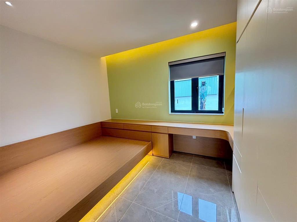 Nhà mặt tiền 3 lầu có thang máy. đường thông, trung tâm ngã tư ga q12