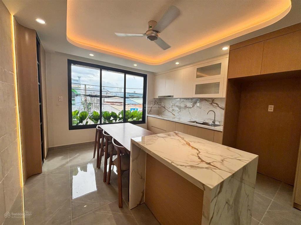 Nhà mặt tiền 3 lầu có thang máy. đường thông, trung tâm ngã tư ga q12