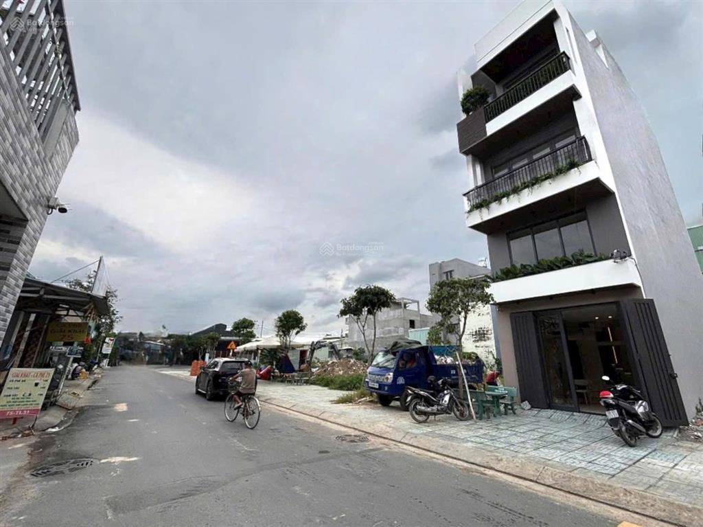 Nhà mặt tiền 3 lầu có thang máy. đường thông, trung tâm ngã tư ga q12