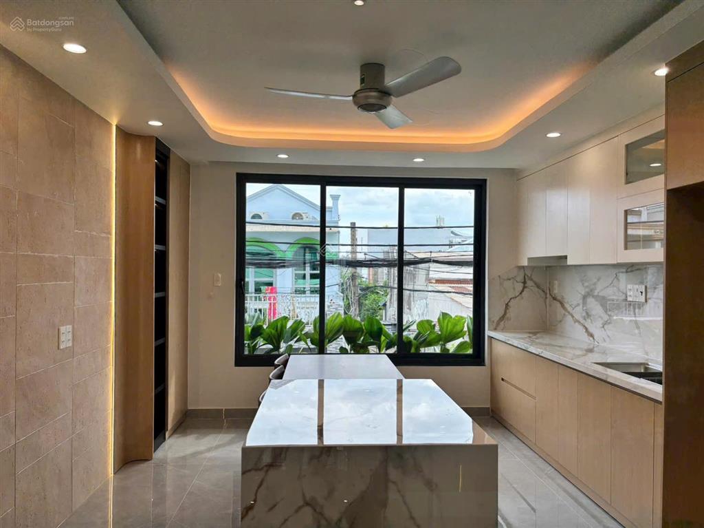 Nhà mặt tiền 3 lầu có thang máy. đường thông, trung tâm ngã tư ga q12