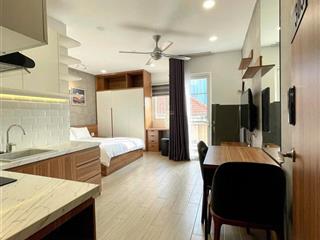 Cho thuê căn hộ ban công nội thất gỗ siêu đẹp ngay đầu đường trần não