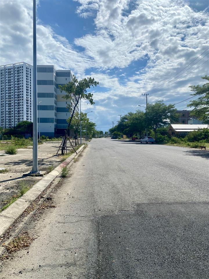 Bán lô đất đẹp 7,5x20m (150m2) mặt tiền đường 15m song hào view trực diện khu fpt plaza, giá rẻ