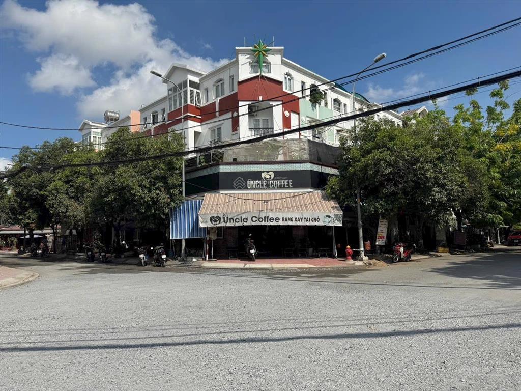 Hiếm nhà 3 mặt tiền q8 dt 180m2, 4t, ngang 10m dài 18m  vị trí đắc địa tiện kinh doanh mọi