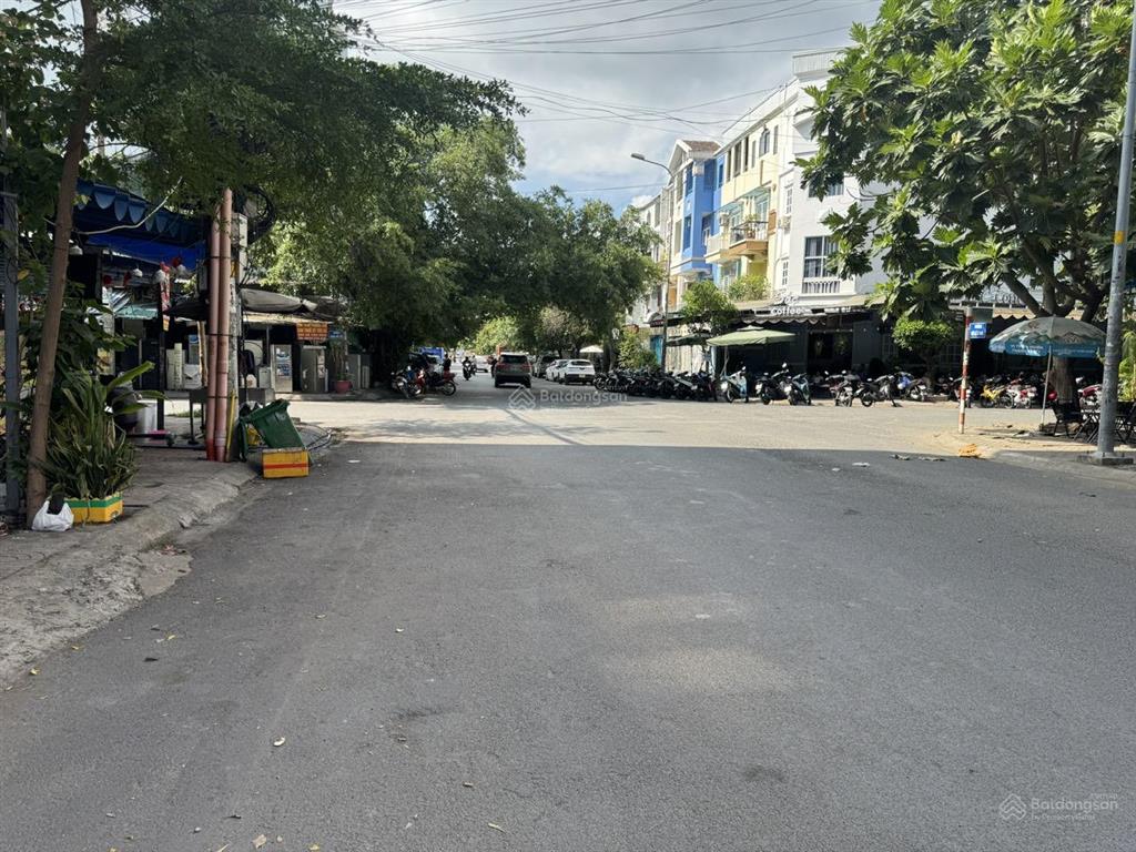 Hiếm nhà 3 mặt tiền q8 dt 180m2, 4t, ngang 10m dài 18m  vị trí đắc địa tiện kinh doanh mọi