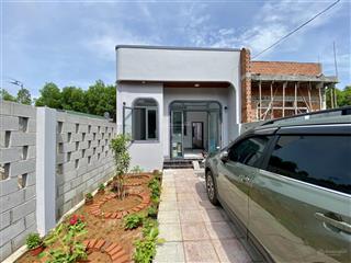 Nhà đẹp mới xây  mặt tiền đường nhựa  gần trung tâm thị trấn đất đỏ  giá 1tỷ480