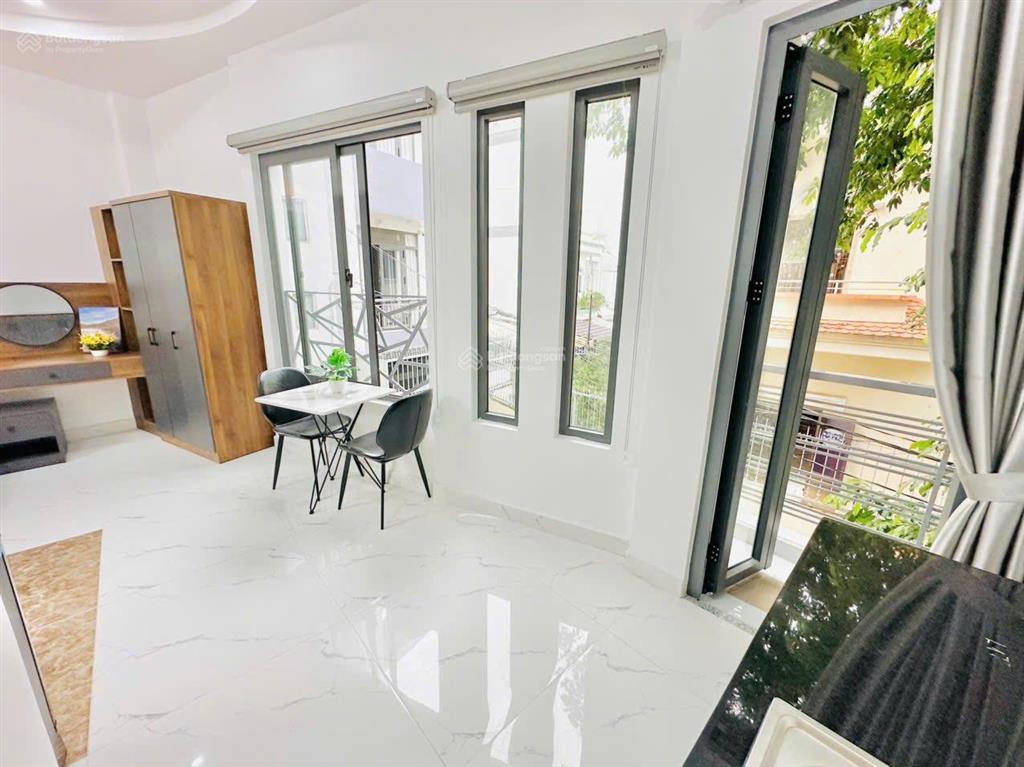 Bán chdv 9 phòng, thang máy. ngang khủng 6m, 5 tầng bề thế. thu nhập 50tr/tháng. gần chợ cây quéo