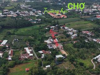 Bán đất tặng căn nhà cấp 4, mt đường nhựa cách chợ, trường học 250m