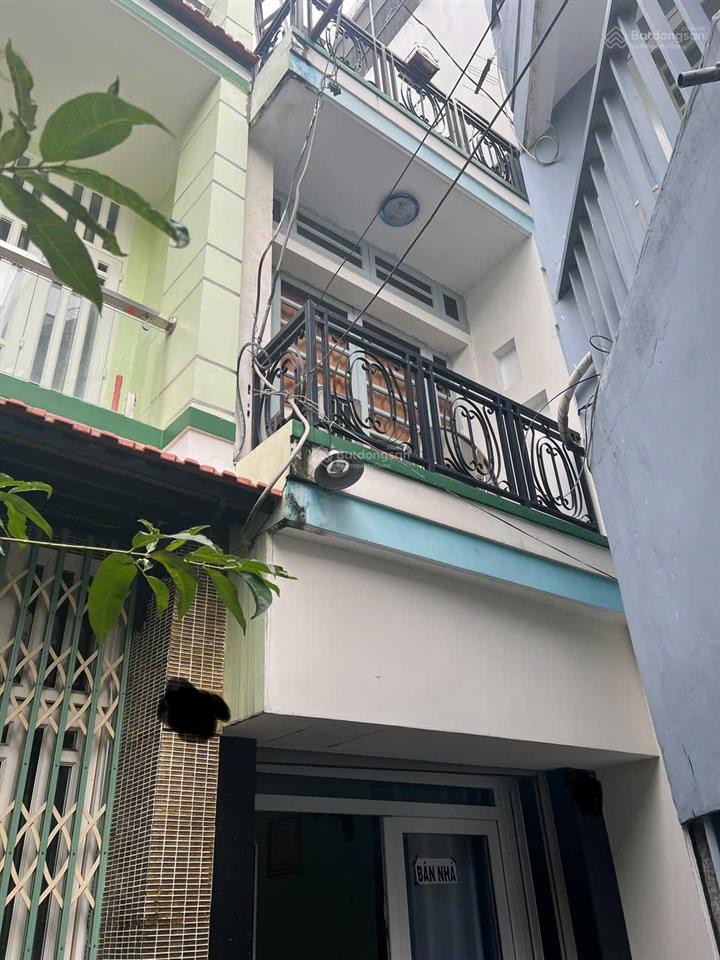 Nhà sát mặt tiền cmt8, 1 trệt 2 lầu, 2pn  3wc, chỉ 4 tỷ, đi bộ ra tuyến metro.