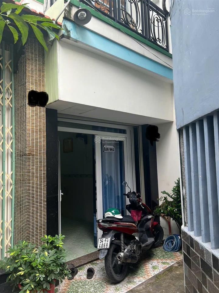 Nhà sát mặt tiền cmt8, 1 trệt 2 lầu, 2pn  3wc, chỉ 4 tỷ, đi bộ ra tuyến metro.