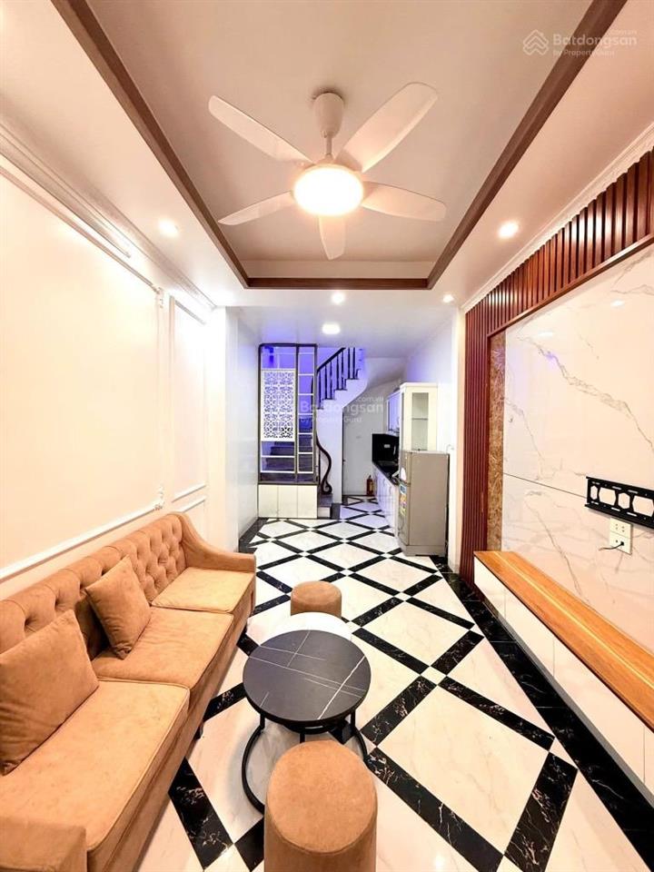 Hơn 6 tỷ nhà 5 tầng ở cổ nhuế ,dân xây rất đẹp và chắc chắn dt 35m .ngõ nông ,giá hơn 6 tỷ