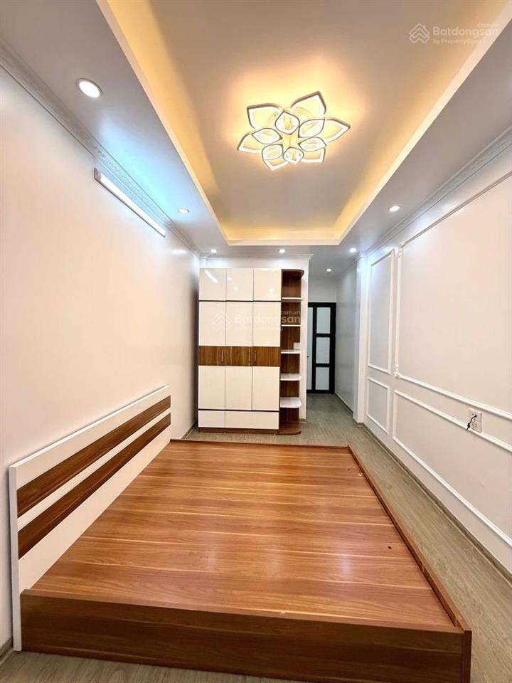 Hơn 6 tỷ nhà 5 tầng ở cổ nhuế ,dân xây rất đẹp và chắc chắn dt 35m .ngõ nông ,giá hơn 6 tỷ