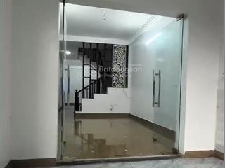 Chính chủ bán nhà 3 tầng, nhà sạch sẽ thoáng mát, hướng đông nam. oto vào tận cửa