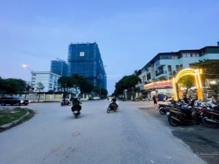 Chủ thiện chí giảm 1,5 tỷ để bán nhanh. giá đầutư nhỉnh 15tỷ phân lô  oto tránh  vỉa hè 