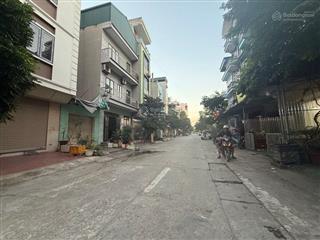 Bán đất tái định cư lưu phái, 11,2 tỷ, 40m2,mt 3,5m , vỉa hè , ô tô tránh nhau , có nhà cấp 4