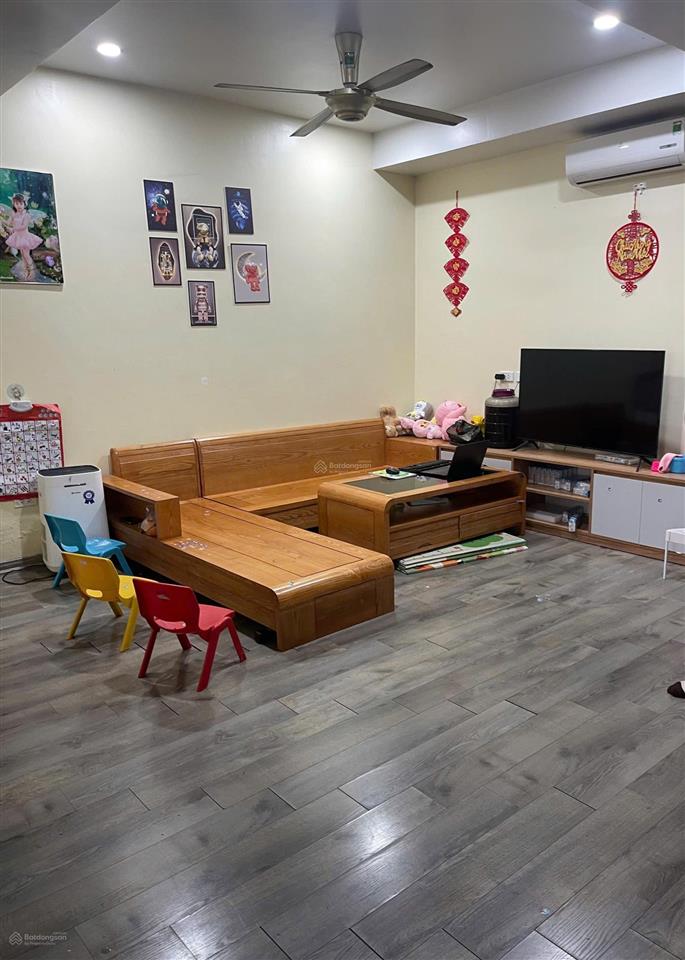 Gia đình cần bán căn hộ tòa a chung cư osaka 48 ngọc hồi. dt 56m2 gồm 2 ngủ . giá chào 4,xxtỷ