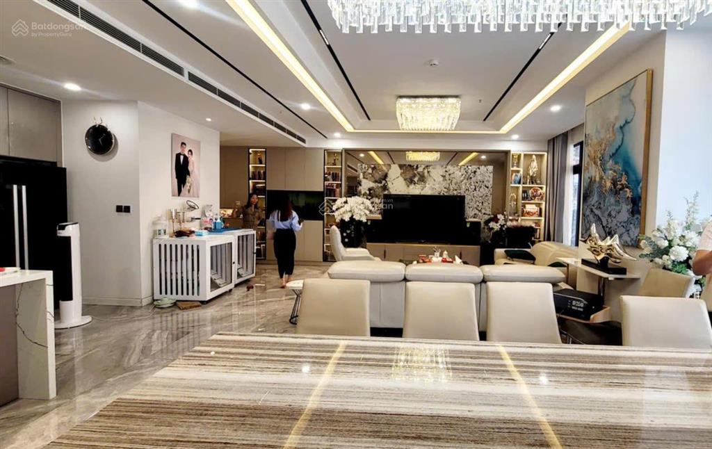 Bán căn góc 187 m2 tầng trung hướng mát, 3 ngủ sáng giá chỉ 18 tỷ