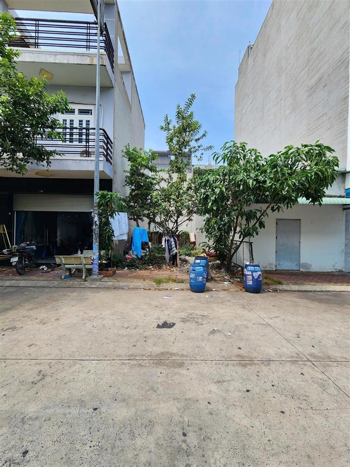Chủ đi nước ngoài cần bán gấp lô đất mặt tiền d6 thuận giao, dt 60m2 cách đt 746 chỉ 2p đi xe shr