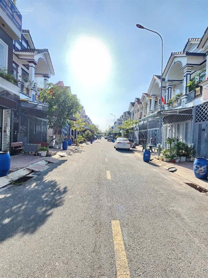 Bán đất kdc gần chợ phú phong dt 60m2 shr cách đt743 chỉ 200m đường 12m thông 2 đầu kinh doanh được