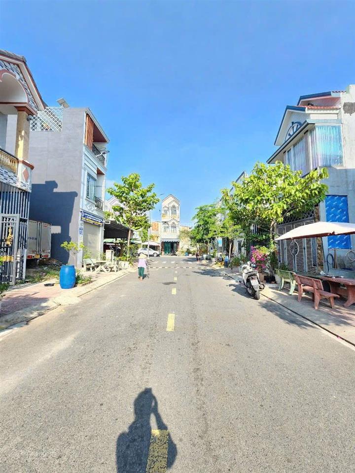 Bán đất kdc gần chợ phú phong dt 60m2 shr cách đt743 chỉ 200m đường 12m thông 2 đầu kinh doanh được