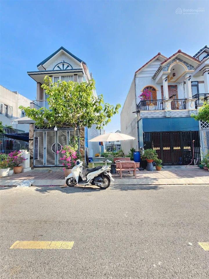 Bán đất kdc gần chợ phú phong dt 60m2 shr cách đt743 chỉ 200m đường 12m thông 2 đầu kinh doanh được