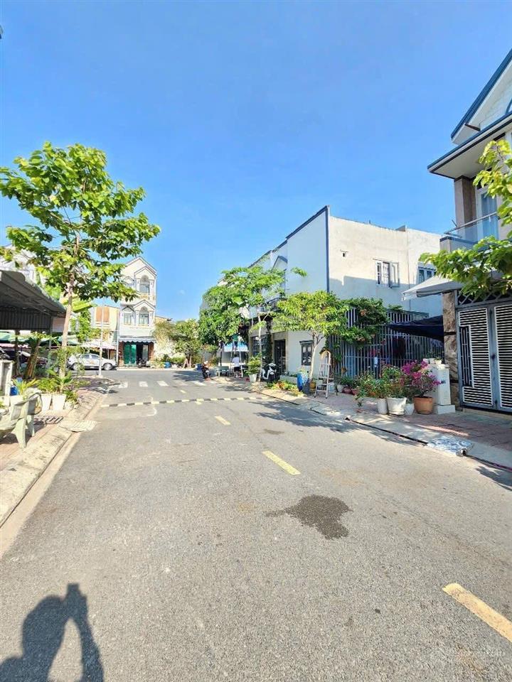 Bán đất kdc gần chợ phú phong dt 60m2 shr cách đt743 chỉ 200m đường 12m thông 2 đầu kinh doanh được