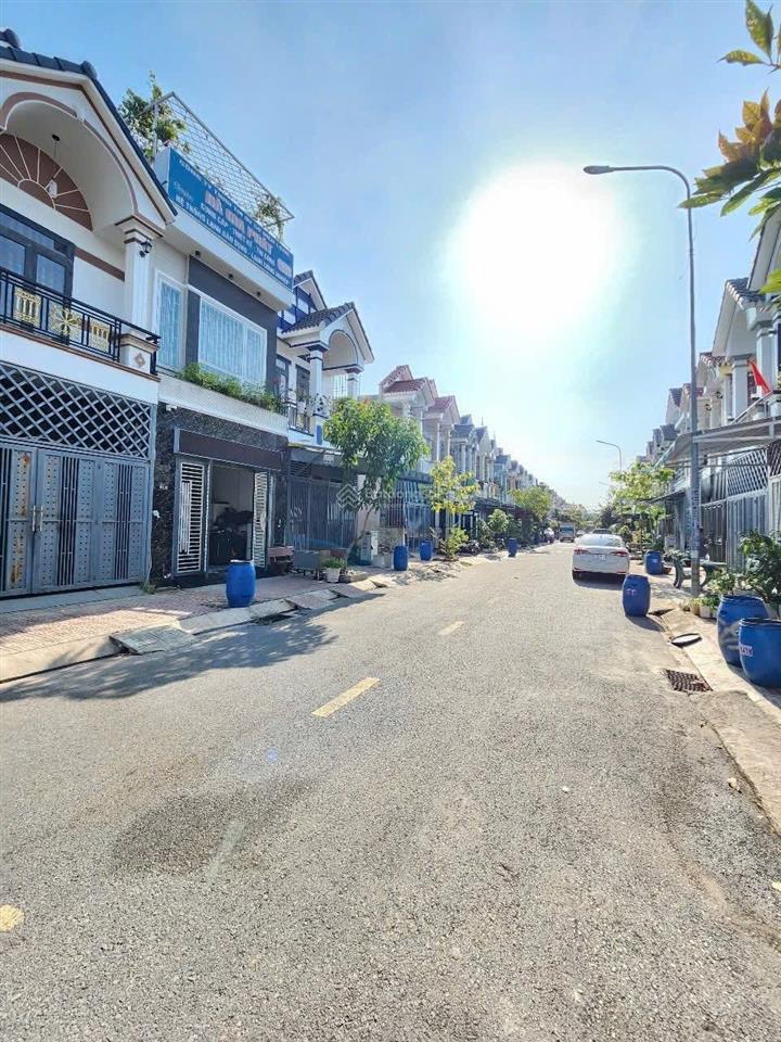 Bán đất kdc gần chợ phú phong dt 60m2 shr cách đt743 chỉ 200m đường 12m thông 2 đầu kinh doanh được