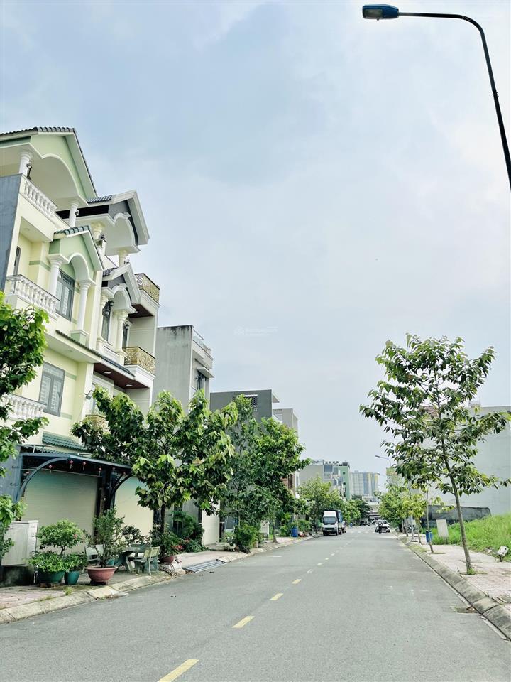 Bán nhà 4 tầng có thang máy trục chính kdc phú hồng thịnh, dĩ an, 101m2 (5 x 21m)