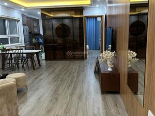 Chính chủ cần cho thuê căn hộ 136m2 với 3n2vs, nội thất cơ bản đầy đủ vào ở được luôn.