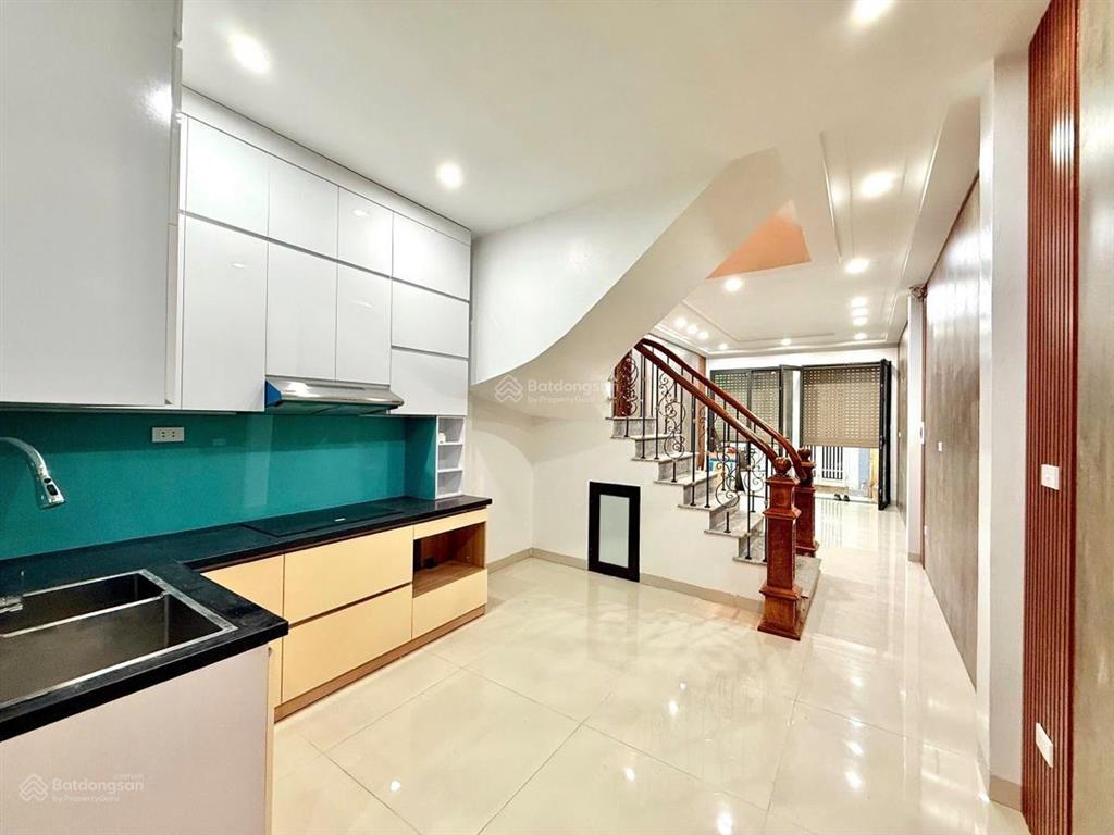 Nhà văn cao đốc ngữ ngõ to thẳng tắp 30m ô tô, 3p ra hồ tây, 5p tới các trường đại học lớn, 41m2