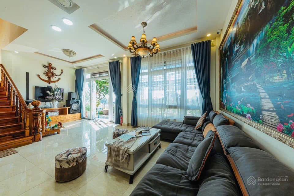 Bán nhà phố mặt tiền hoàng hoa thám  đà lạt. 415.9m2, 3 tầng 6p. đường ô tô. sổ riêng, 25 tỷ