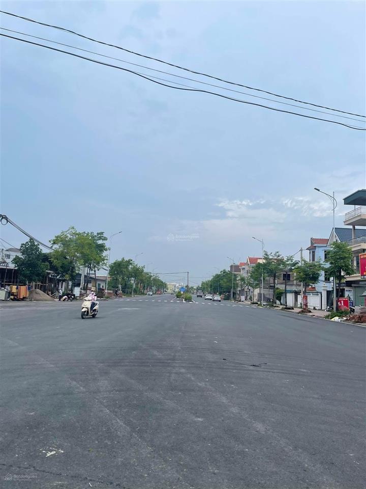 Dịch vụ lại yên 105m2 đường 24m vỉa hè 5m