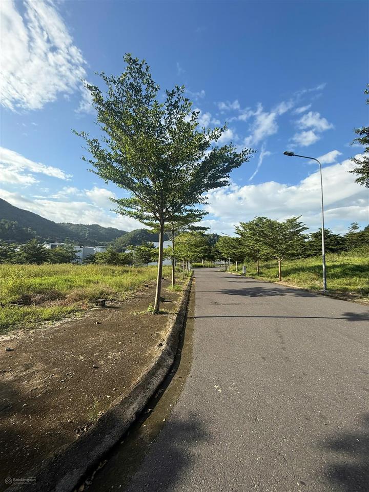 Em nguyệt nha trang cần bán 3 lô đất khu đô thị hoàng phú, pháp lý chuẩn, cao ráo, giá đầu tư