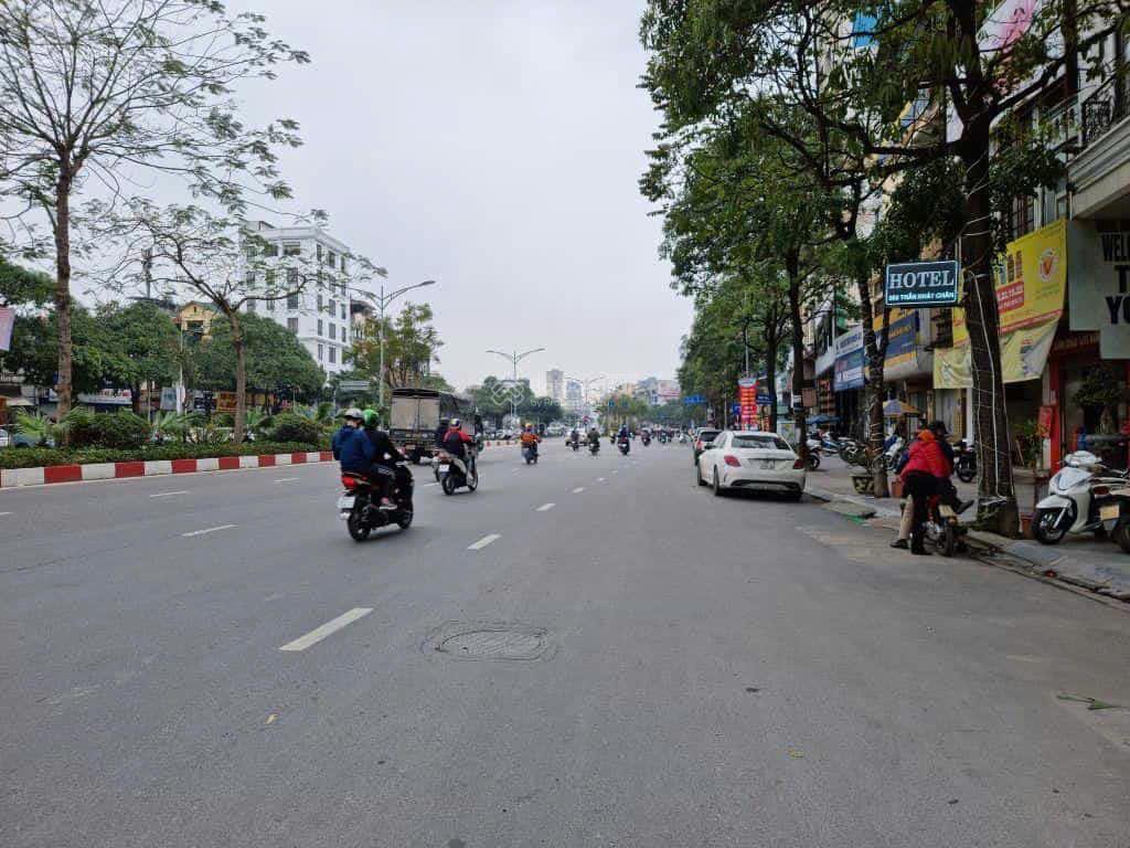 Bán đất tặng nhà mặt phố trần khát chân, 2 làn ô tô tránh, dt 83m, mặt tiền 5.2, 32 tỷ